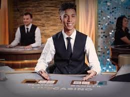 Antarmuka permainan Bandar Poker di king toto dengan dealer langsung dan kartu di meja